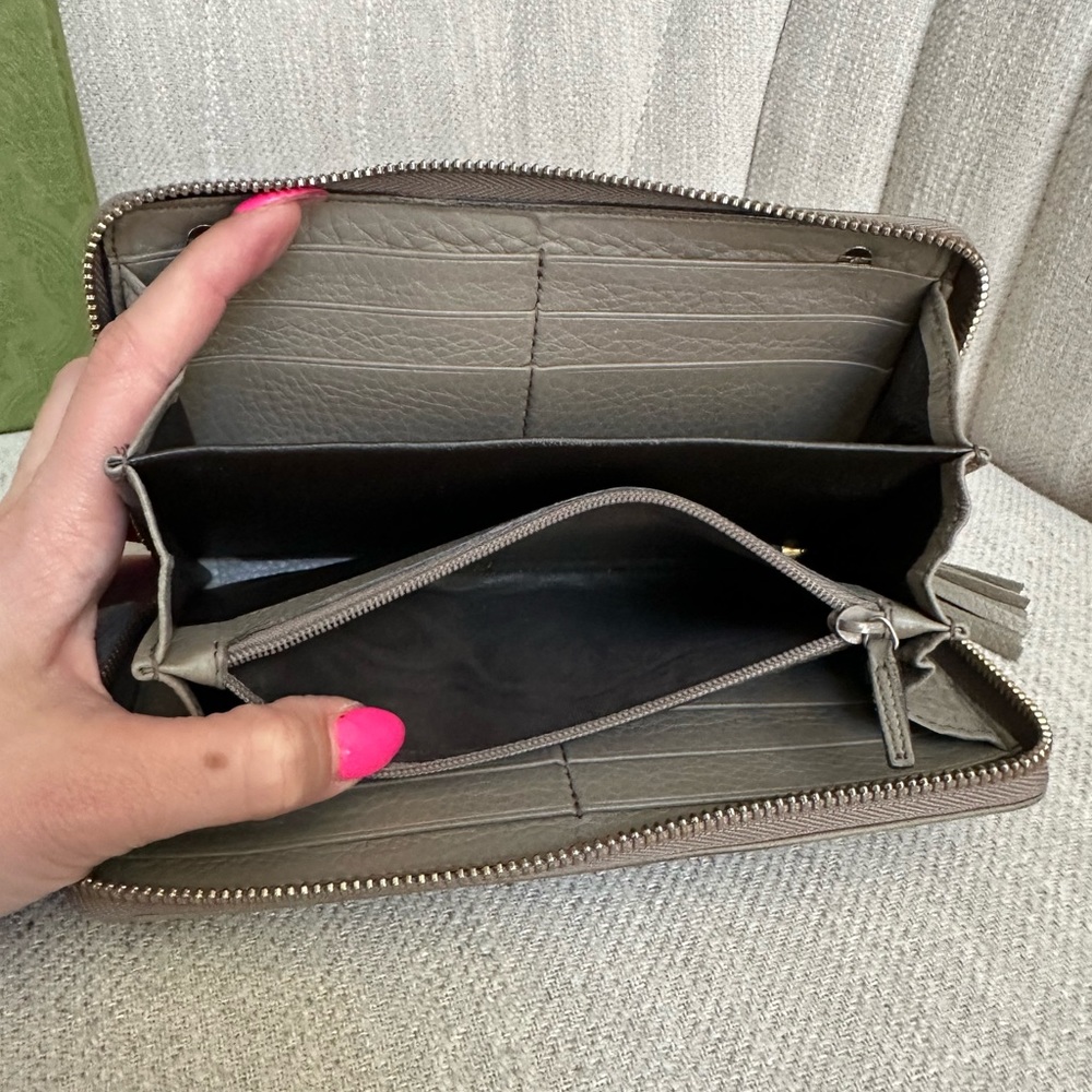 💯 GUCCI GG Disco Tan Grey Monogram Zippered Wallet on Chain w/ auth cert - Picture 3 of 12